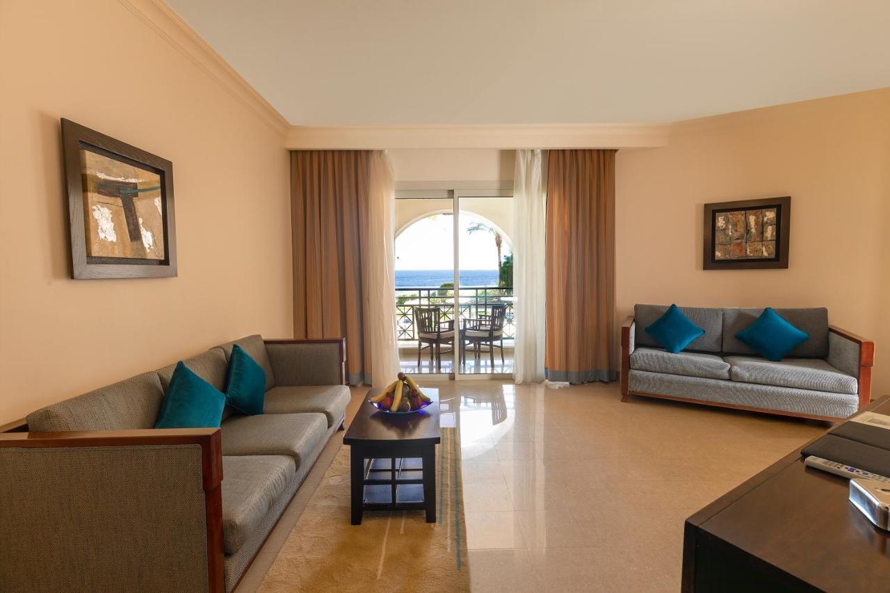 Stella Di Mare Beach Hotel & Spa Шарм-эль-Шейх Экстерьер фото A living room in a suite at the Hilton Sharm El Sheikh Resort