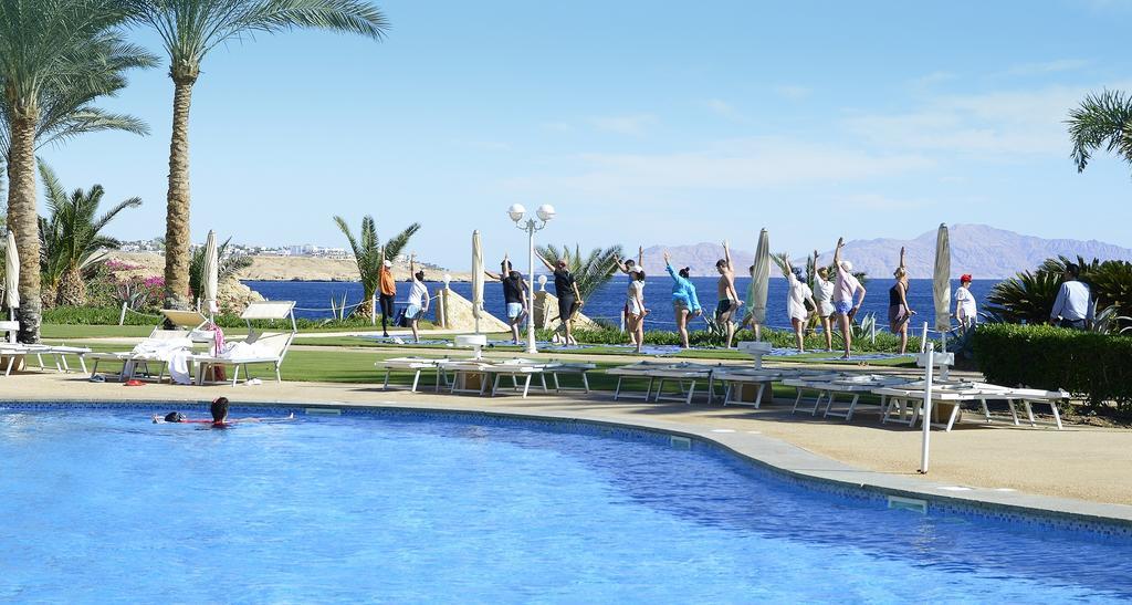 Stella Di Mare Beach Hotel & Spa Шарм-эль-Шейх Экстерьер фото A group of tourists exercising at a resort in Egypt